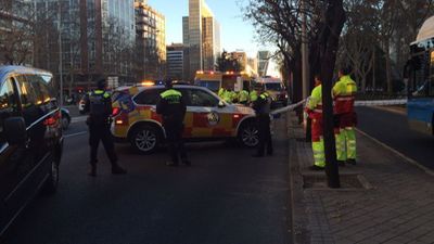 Un motorista sufre amputación de un pierna al caer en el paseo de la Castellana