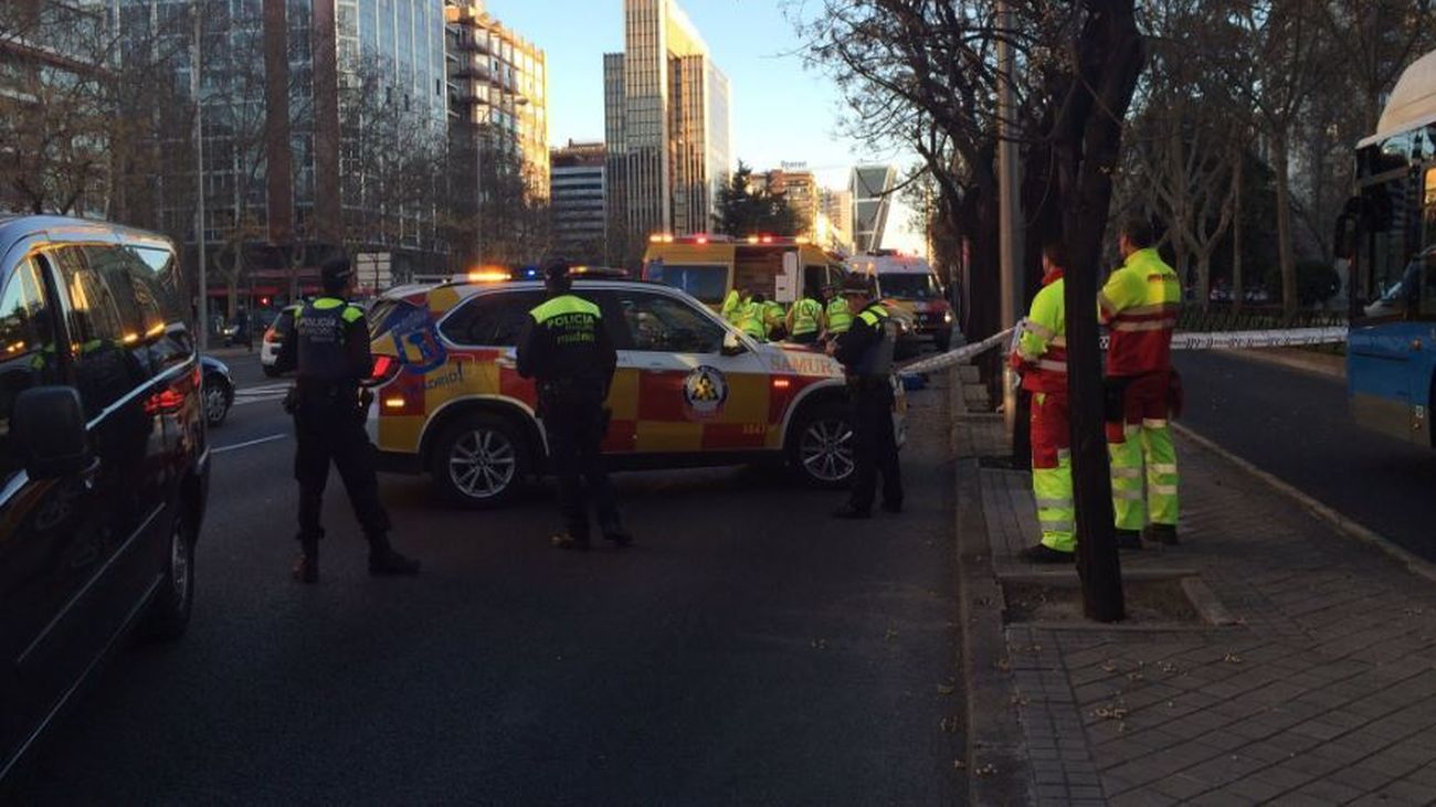 Un motorista sufre amputación de un pierna al caer en el paseo de la Castellana