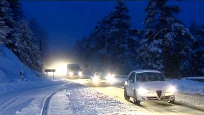 Las nevadas complican el tráfico en varias carreteras de la sierra de Madrid