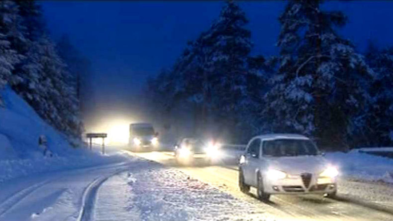 Las nevadas complican el tráfico en varias carreteras de la sierra de Madrid