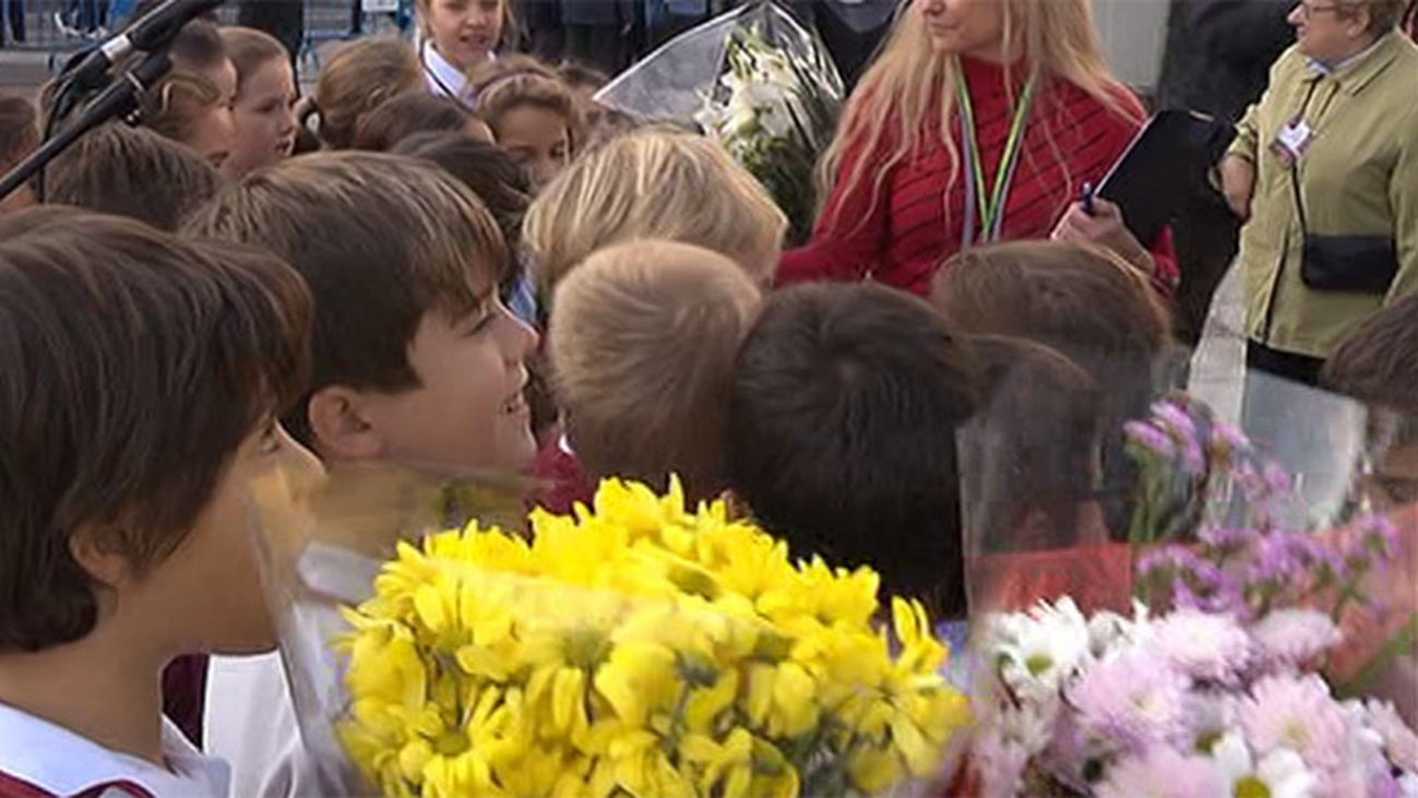 La ofrenda floral a la Almudena comenzó junto con una recogida solidaria de alimentos