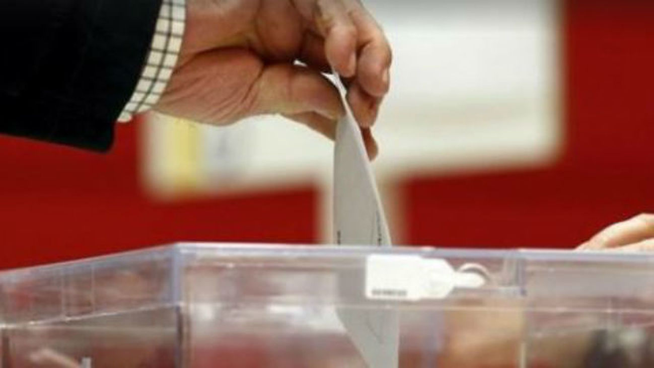 Los partidos con representación parlamentaria estudian recortes para la campaña electoral