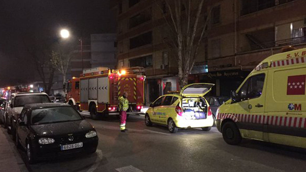 Tres personas intoxicadas leves por humo al incendiarse su vivienda en Parla