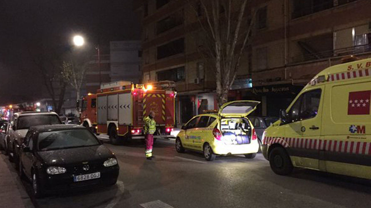 Tres personas intoxicadas leves por humo al incendiarse su vivienda en Parla