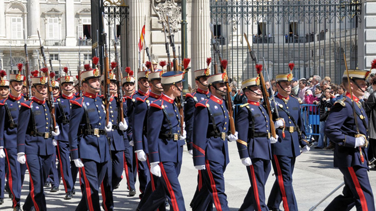 El relevo de la Guardia Real cumple cumple veinte años