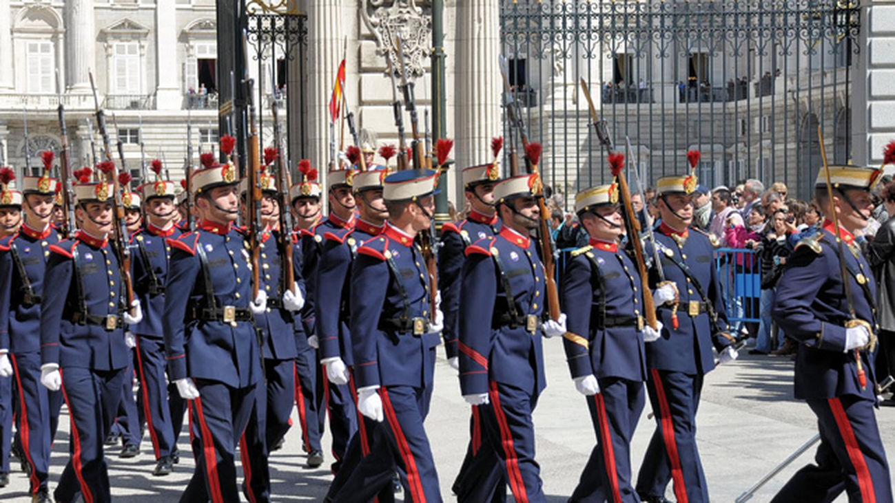 El relevo de la Guardia Real cumple cumple veinte años
