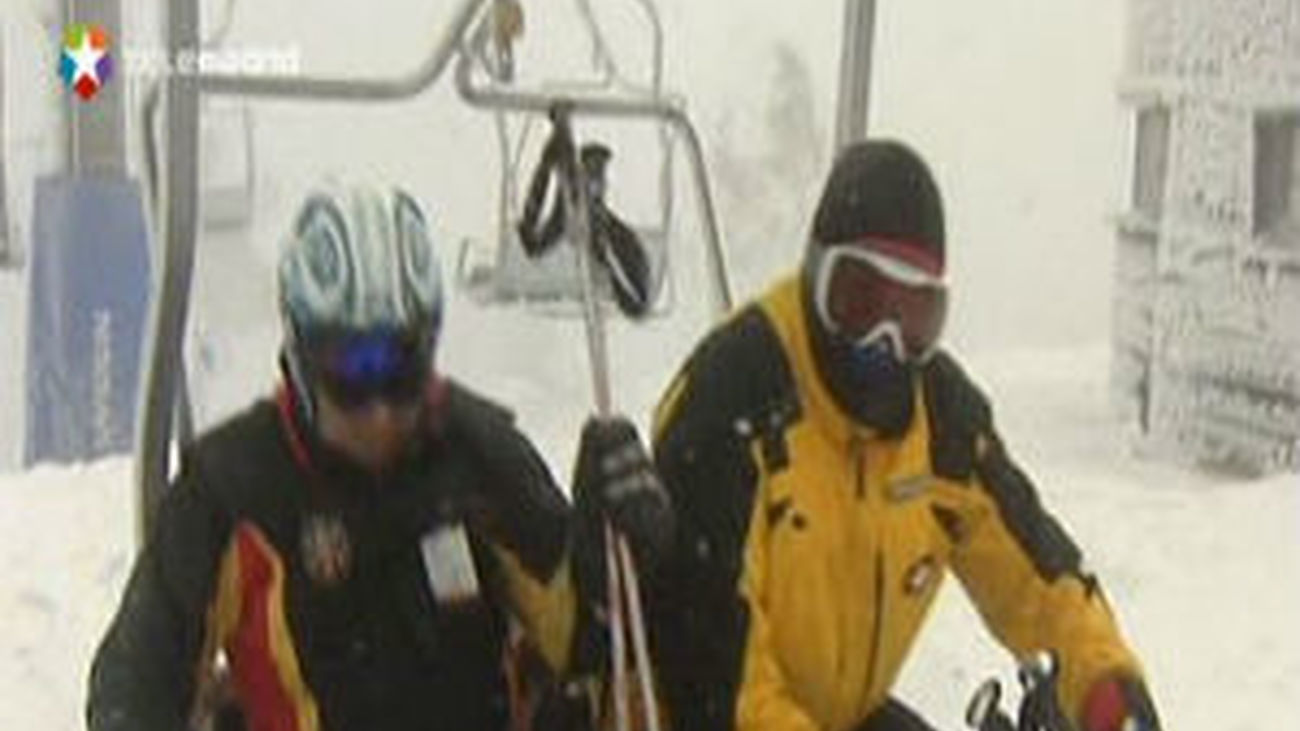 Hay nieve suficiente para que los esquiadores disfruten en Navacerrada o Valdesquí