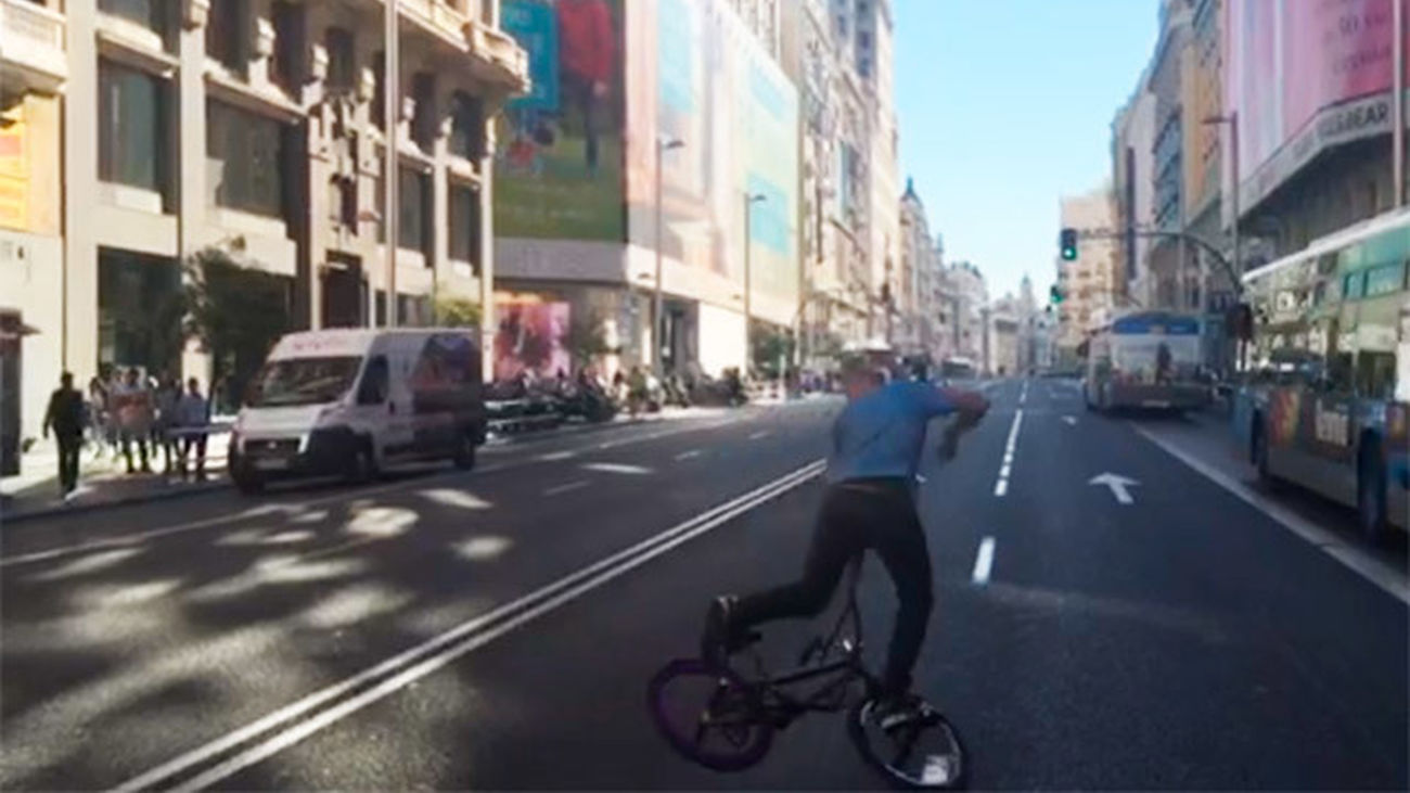 Cuatro horas sin tráfico privado en Gran Vía  sitúan al viandante como protagonista de la calle