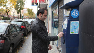 El Ayuntamiento pospone la creación de parquímetros fuera de la M30 para no residentes