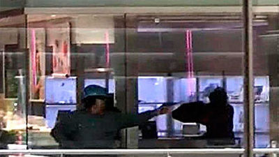 Atracan con armas de fuego una joyería en un centro comercial de Castelldefels (Barcelona)