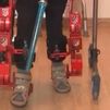 Tres niños prueban en su casa el primer exoesqueleto infantil