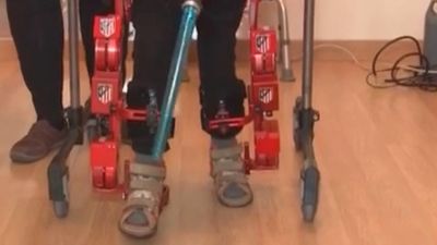 Tres niños prueban en su casa el primer exoesqueleto infantil