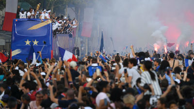 Multitudinario recibimiento en París a los campeones del mundo