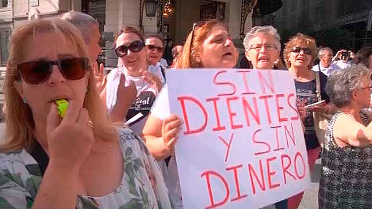 Los afectados presentan 8 denuncias colectivas por estafa contra el cierre de iDental