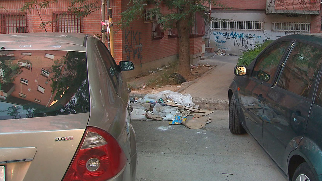 Los vecinos denuncian la suciedad que inunda las calles de Carabanchel