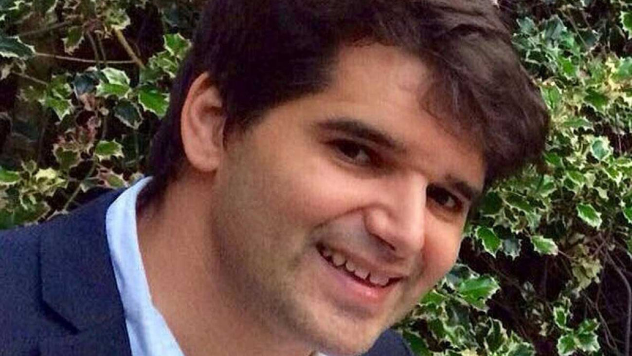 Isabel II condecora a título póstumo por su valentía al español Ignacio Echevarría, el 'héroe del monopatín'