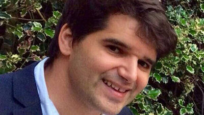 Isabel II condecora a título póstumo por su valentía al español Ignacio Echevarría, el 'héroe del monopatín'