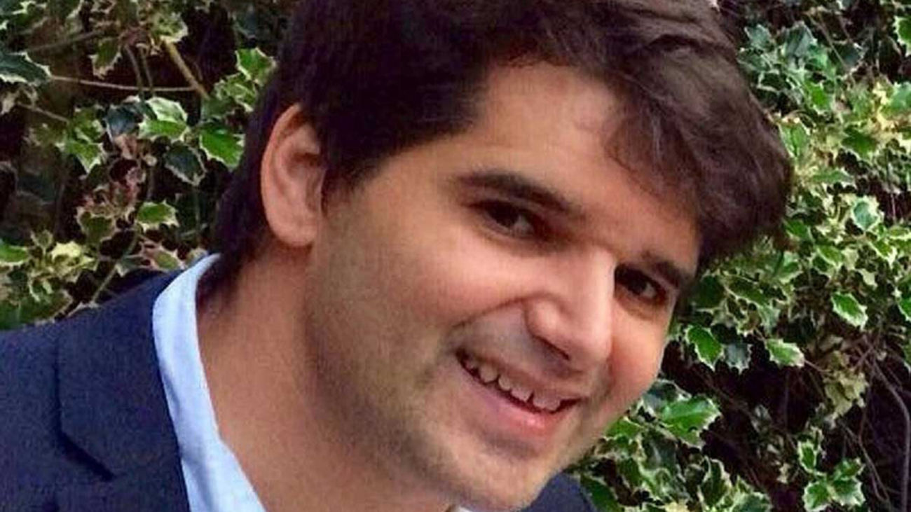 Isabel II condecora a título póstumo por su valentía al español Ignacio Echevarría, el 'héroe del monopatín'