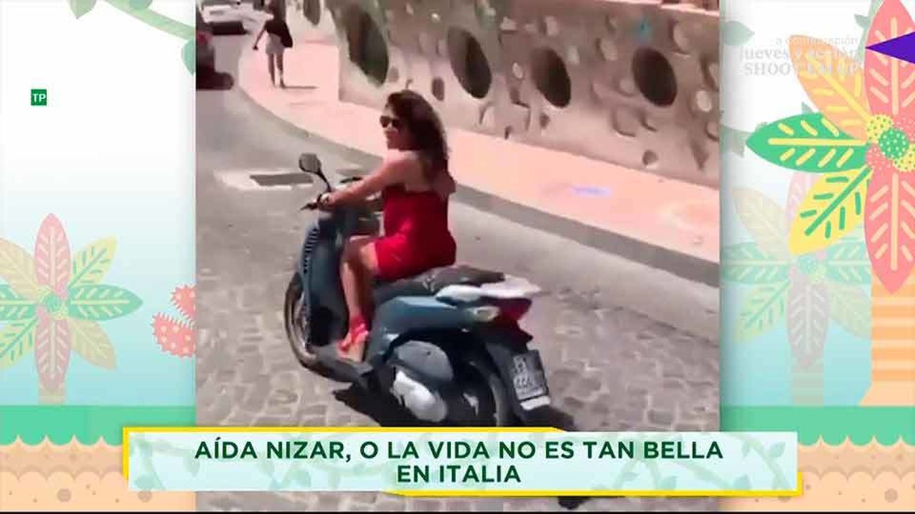 Aída Nízar se da un madroñazo mientras conduce