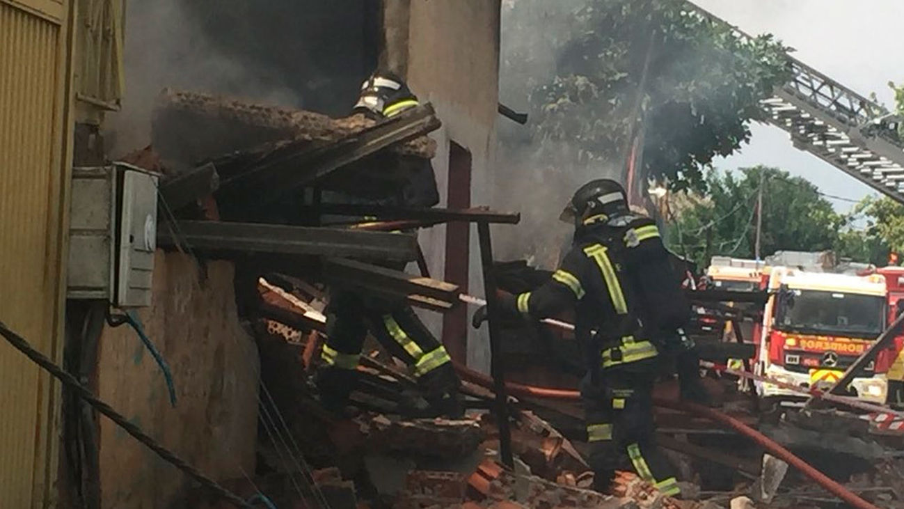 Un incendio en la Cañada Real calcina dos naves y una chabola y deja a un herido leve
