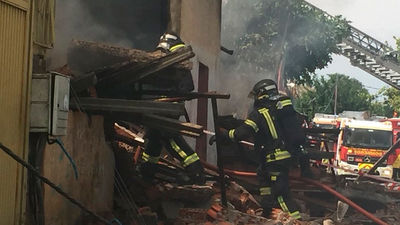 Un incendio en la Cañada Real calcina dos naves y una chabola y deja a un herido leve