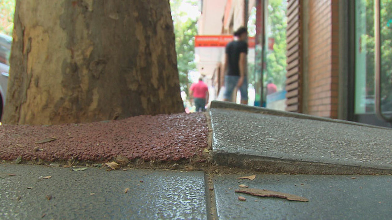 Protestan por el estado de las aceras de la calle Antonio López