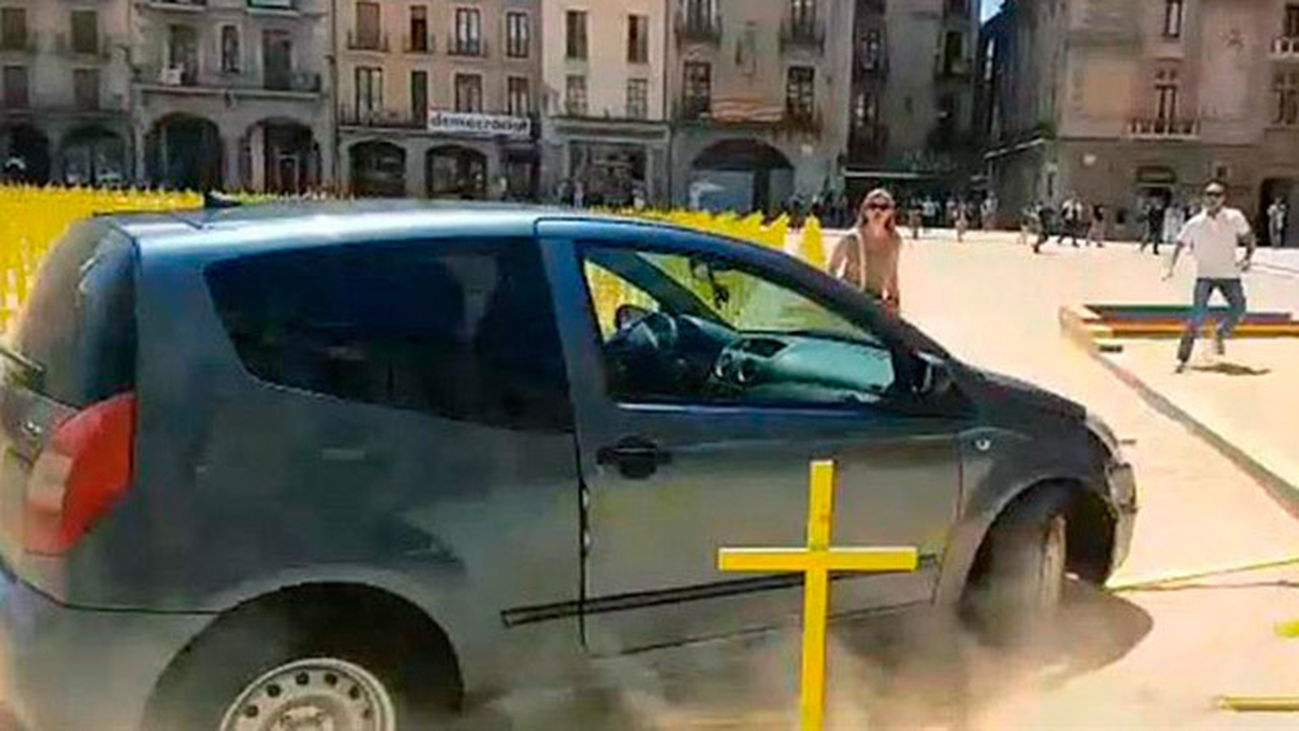 Un coche arrolla cruces amarillas por los presos en la plaza de Vic