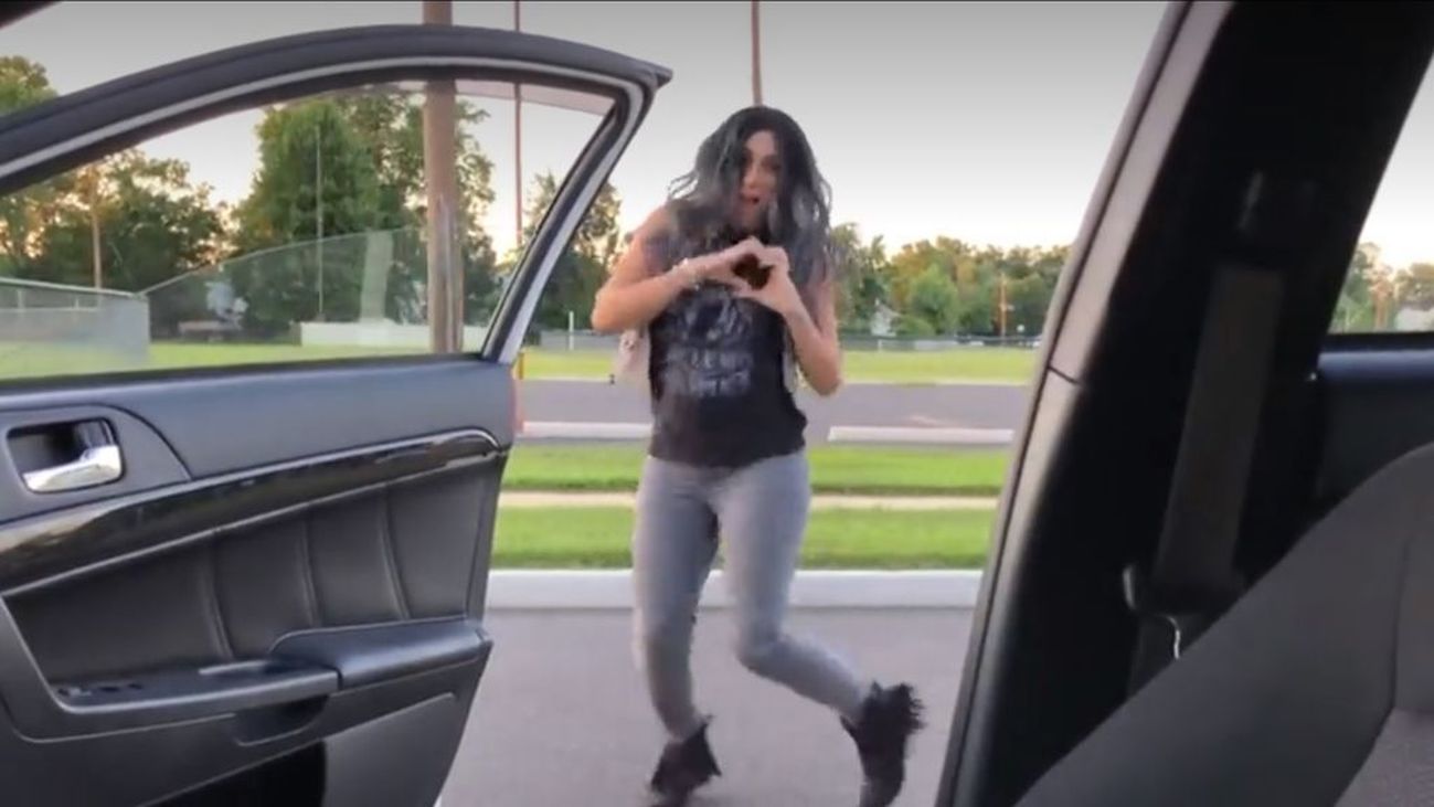 La nueva y peligrosa moda de bajarse del coche en marcha