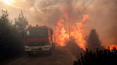 Al menos 50 muertos y 156 heridos en los incendios al noreste de Atenas