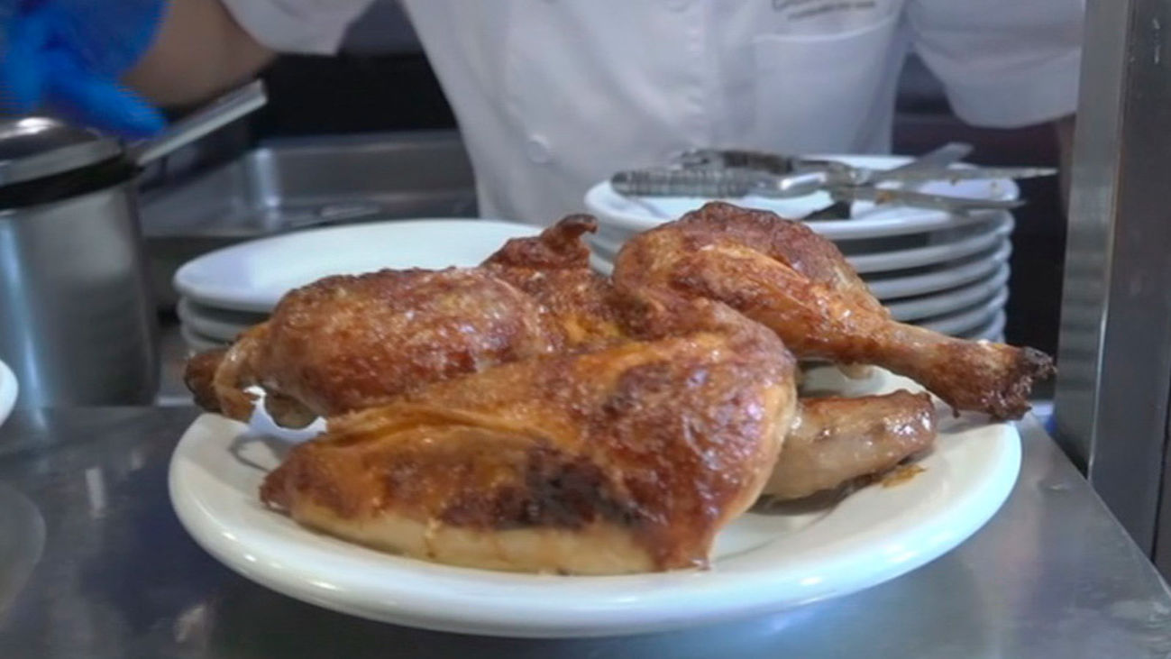 Así hacen el pollo asado en Casa Mingo