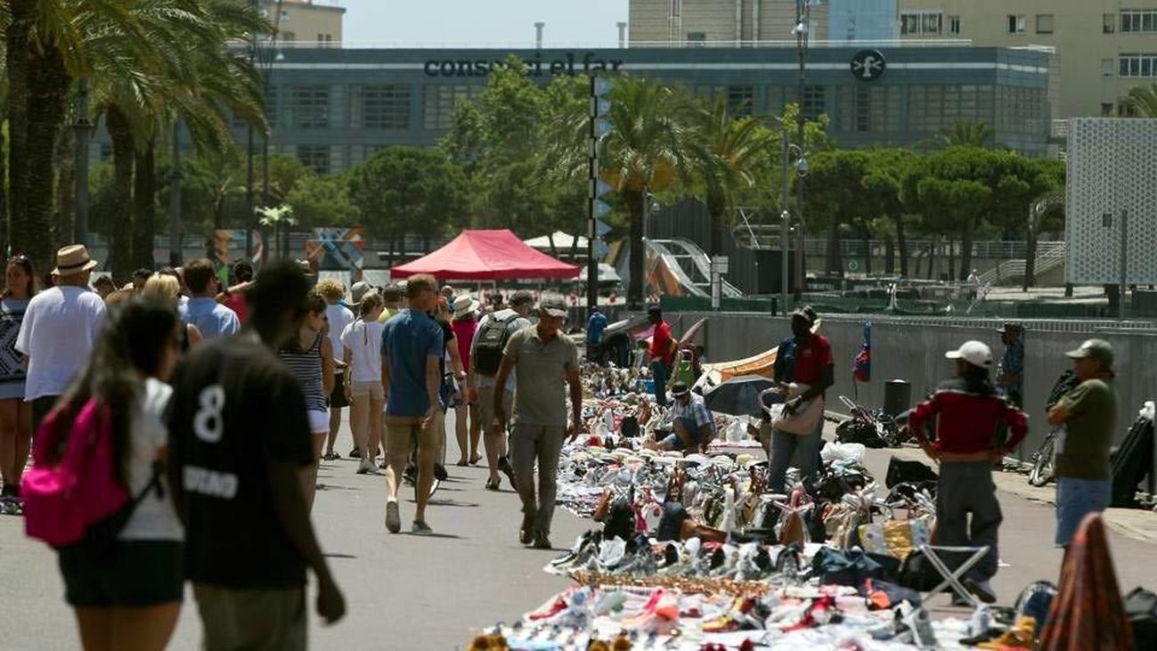 Barcelona se llena de quejas por la proliferación de manteros en toda la ciudad