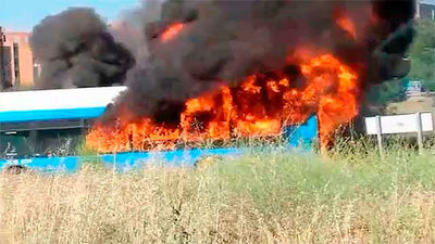 Un autobús de la EMT arde envuelto en llamas en la Alameda de Osuna