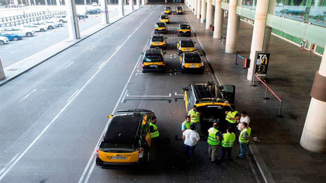 Barcelona sin taxis: Huelga de 48 horas y Uber y Cabify suspenden su actividad por agresiones