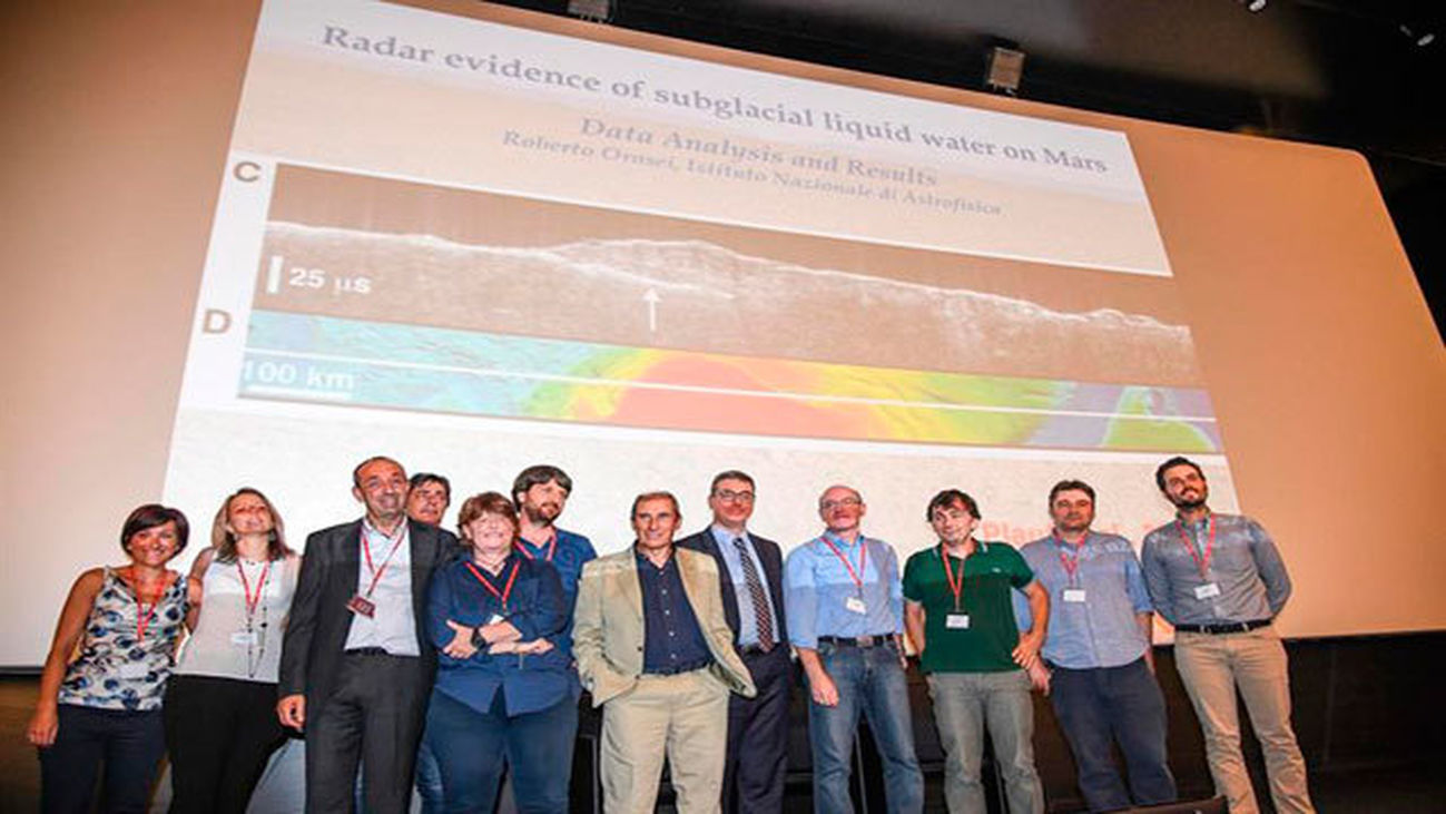 Encuentran agua líquida y salada en Marte, bajo una capa de hielo