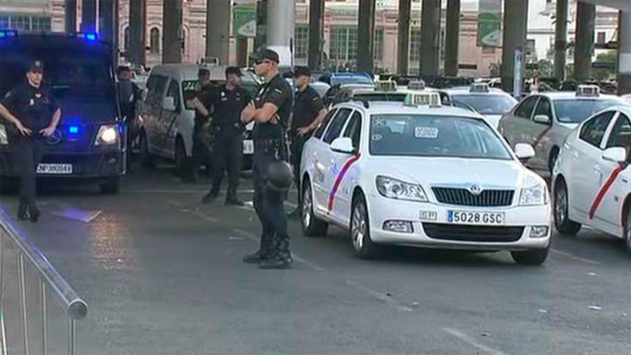 Madrid sin taxis en Atocha, Chamartín y Barajas en apoyo a los compañeros de Barcelona