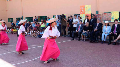 El presidente de Ecuador y Carmena visitan un campamento de verano en Madrid