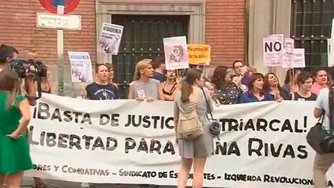 Más de un centenar de personas contra la condena a Juana Rivas al grito de "no estás sola"