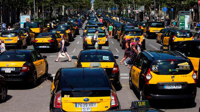 Los taxistas colapsan el centro de Barcelona y obstruyen los accesos a El Prat