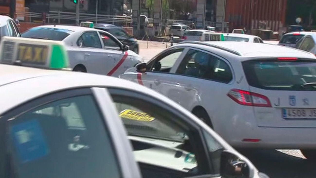 Los taxistas de Madrid se declaran en huelga "espontánea" e indefinida