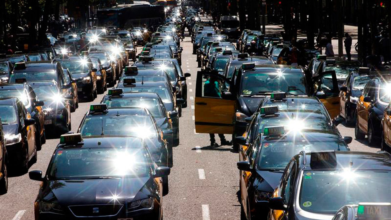 Los taxistas cortan la Gran Vía de Barcelona tras pasar la noche en el lugar