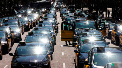Los taxistas de Barcelona mantienen la huelga indefinida pese a la oferta de diálogo de Fomento