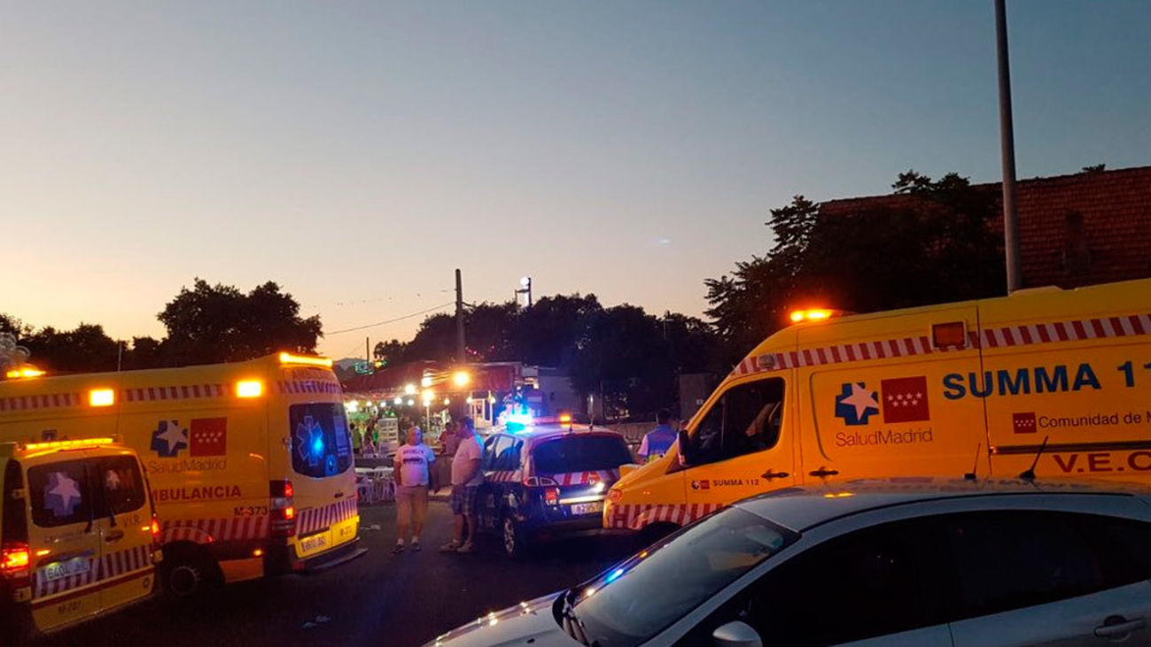 Un niño de cinco años grave al chocar un coche contra un puesto de feria en Colmenarejo