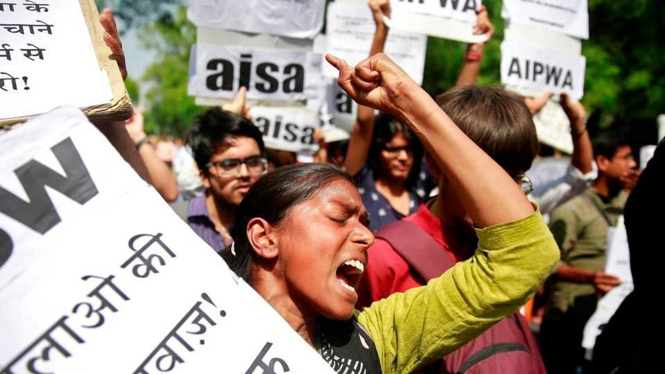 Una mujer durante una de las protesta en Nueva Delhi contra la violación de una niña de ocho años, en Kathua. CATHAL MCNAUGHTON