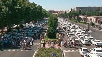 Los taxistas de Madrid cortan la Castellana al concentrarse ante Fomento