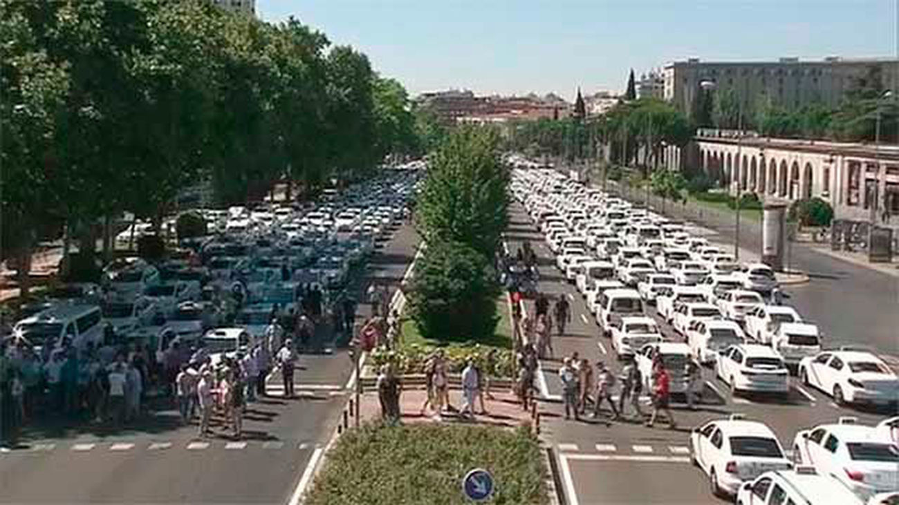 Los taxistas de Madrid cortan la Castellana ante Fomento