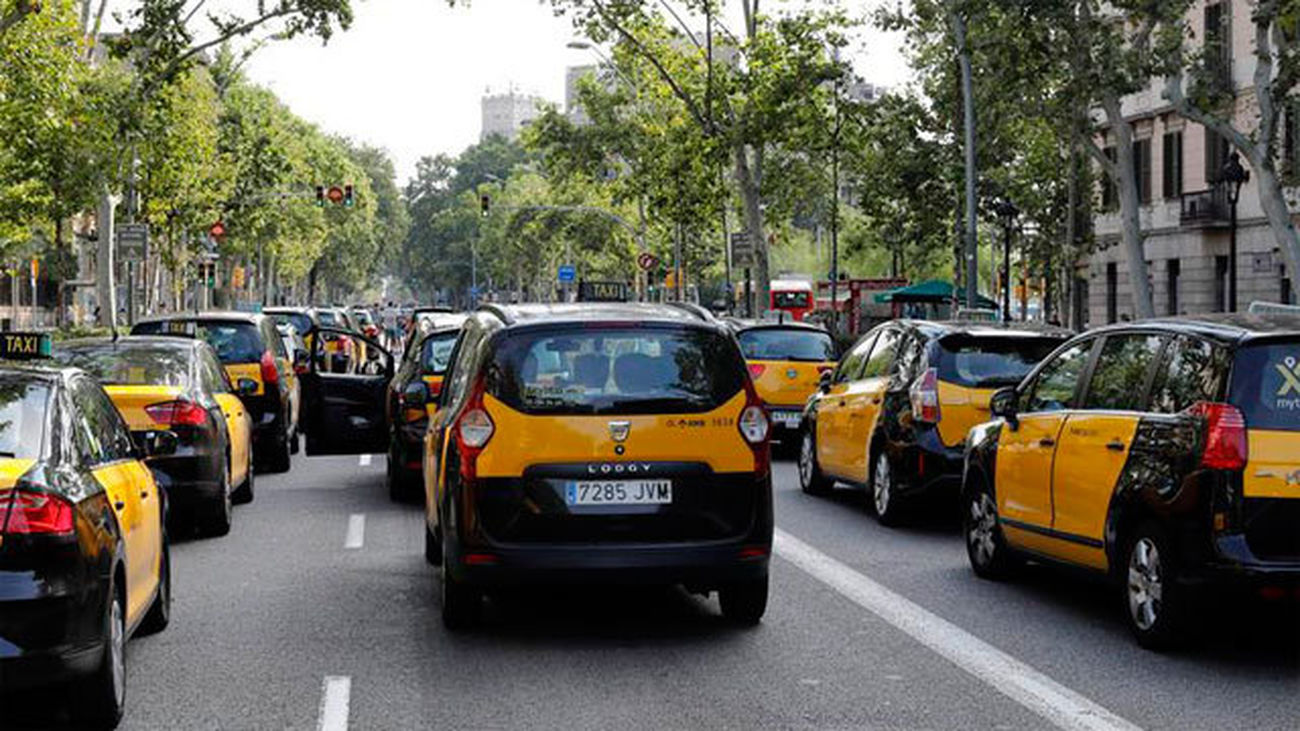 Más de mil taxistas en huelga siguen cortando la Gran Vía de Barcelona
