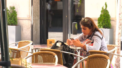 La mitad de los jóvenes entre 18 y 24 años se declara adicto al móvil