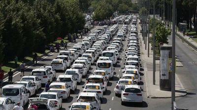 La Castellana sigue tomada por taxis a la espera de la reunión de Fomento y las VTCs