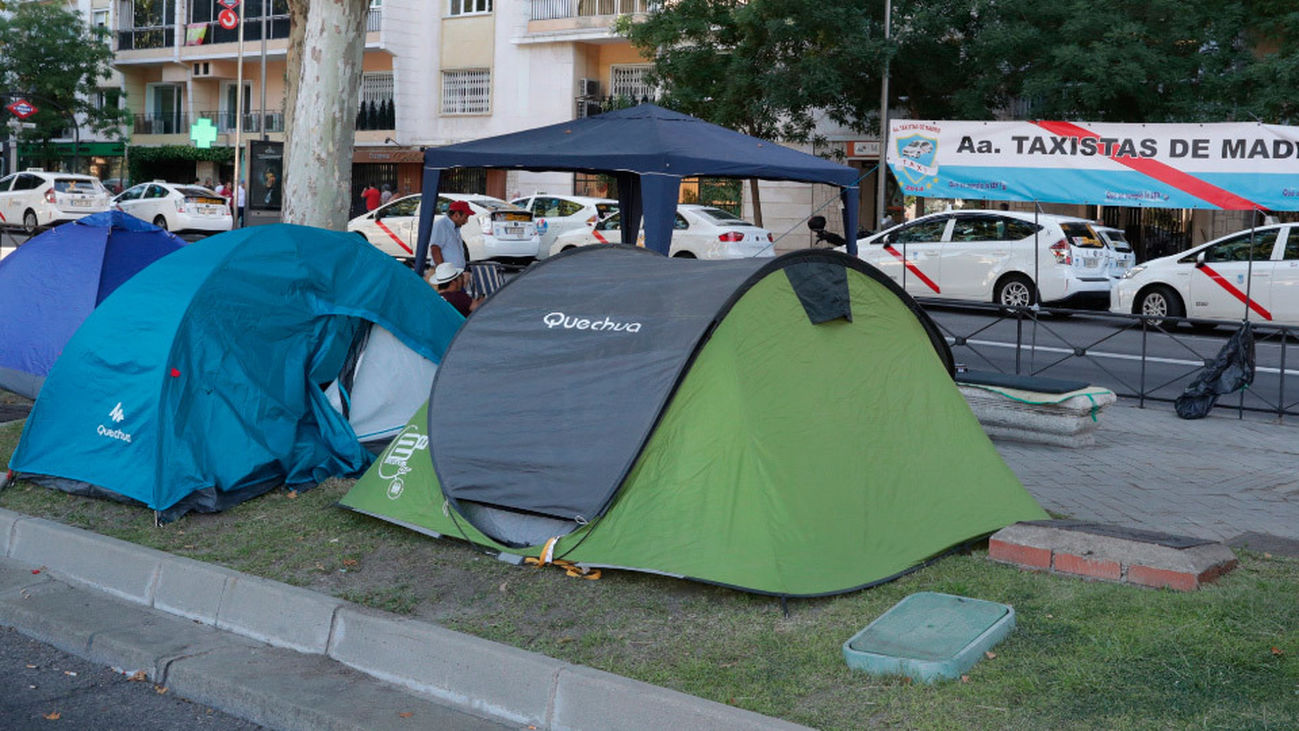 Así han pasado la noche los taxistas acampados en la Castellana