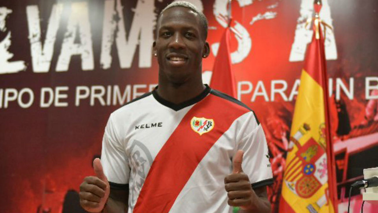 Advíncula: "Me siento como en casa porque la camiseta es parecida a la de Perú"